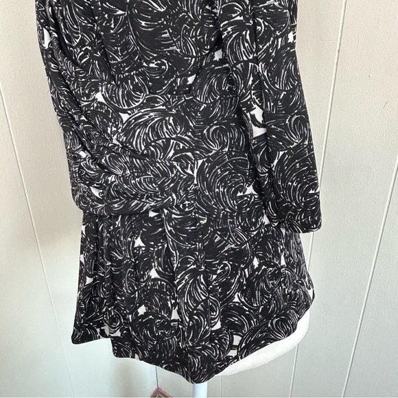 TESORI Tesori Black White V-Neckline Wrap 100% Silk Blouse Top Size Large. - Picture 10 of 13